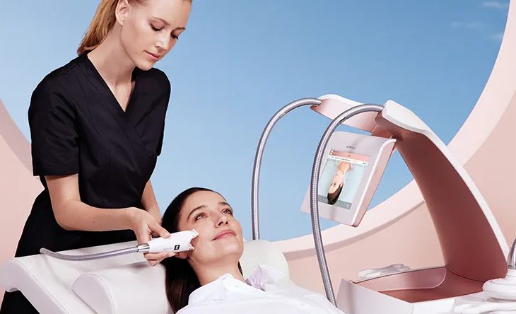 LPG tretman lica: terapeutkinja radi endermologiju lica